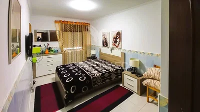 Quarto; chão de azulejo, luz natural
