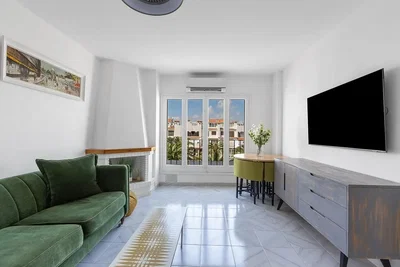 Dnevni boravak; prirodna svjetlost, pločice, moderan stil