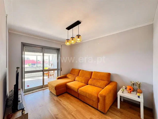 Sala de estar; chão de madeira, luz natural
