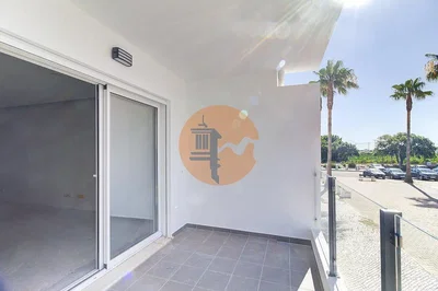 Balcone; vista, pavimento in piastrelle, luce naturale