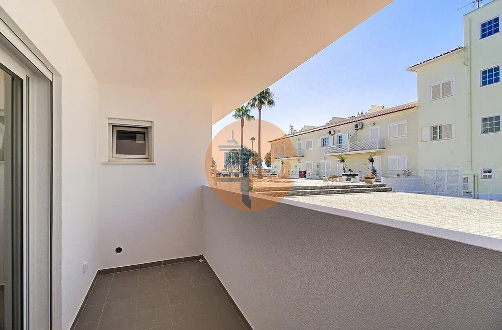 Balkon; fliesenboden, blick, tageslicht