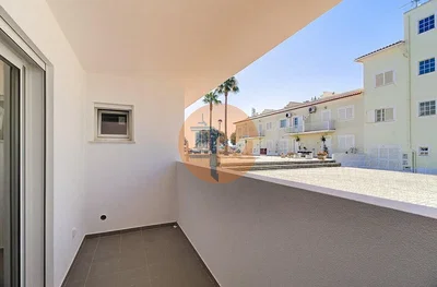 Balkon; fliesenboden, blick, tageslicht