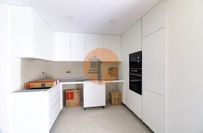 Cucina; elettrodomestici, necessita ristrutturazione, luce naturale