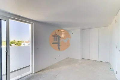 Schlafzimmer; tageslicht, renovierungsbedürftig