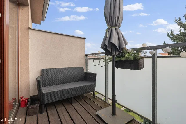 Balkon; dřevěná podlaha, přirozené světlo, výhled