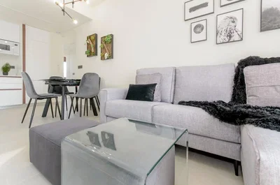 Salón; estilo moderno, luz natural, suelo de baldosas