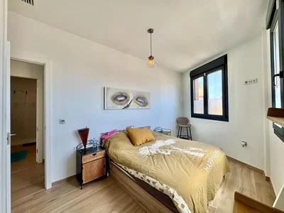 Quarto; chão de madeira, luz natural