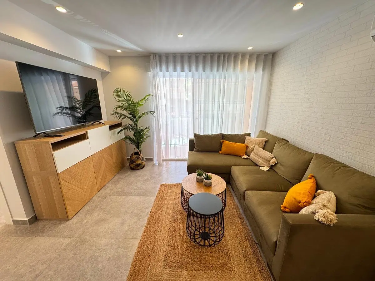 Salon; lumière naturelle, carrelage, style moderne