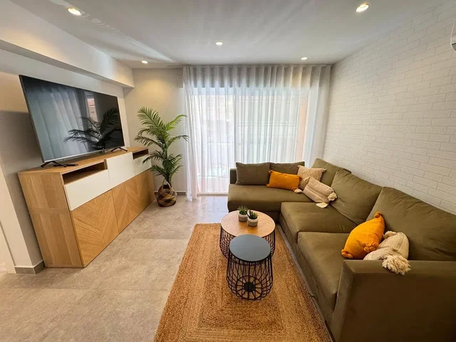 Sala de estar; luz natural, chão de azulejo, estilo moderno