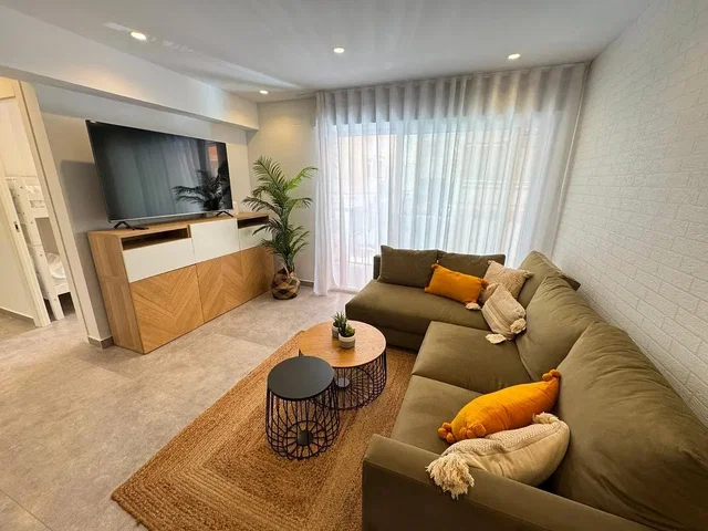 Sala de estar; luz natural, estilo moderno, chão de azulejo