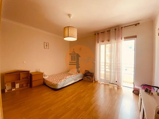 Quarto; chão de madeira, luz natural