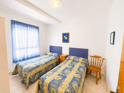 Schlafzimmer; fliesenboden, tageslicht