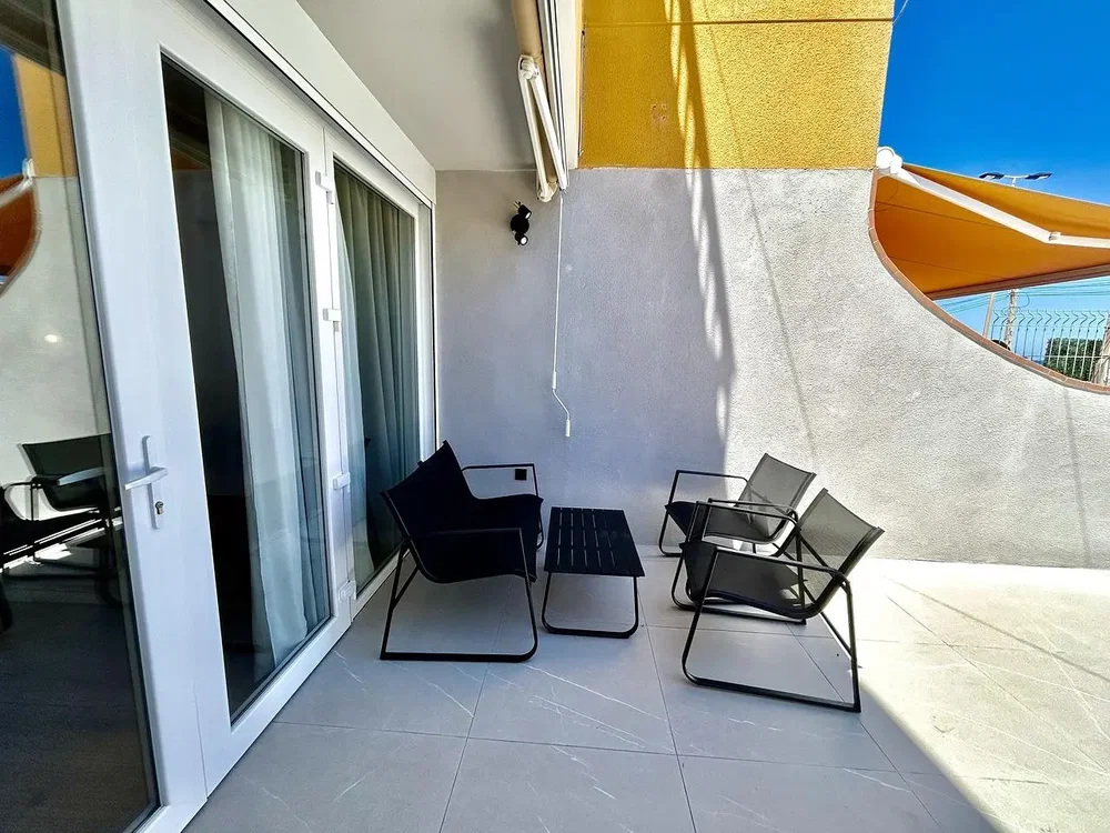 Balkon; dlažba, přirozené světlo