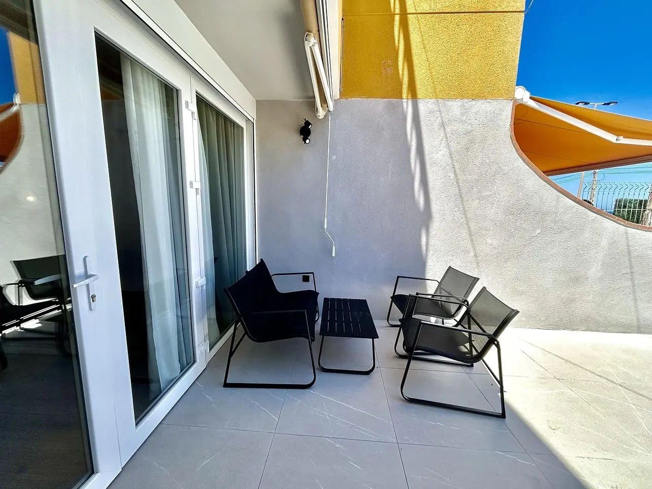 Balkon; dlažba, přirozené světlo