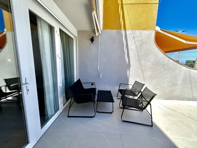 Balkon; dlažba, přirozené světlo