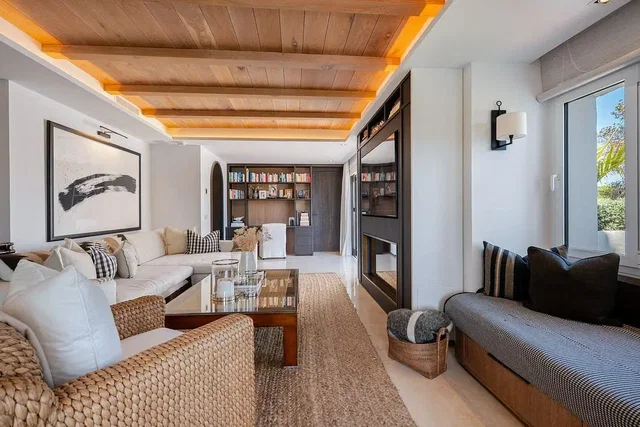 Wohnzimmer; holzbalken, tageslicht, moderner stil