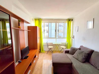 Obývací pokoj; přirozené světlo, dřevěná podlaha, moderní styl