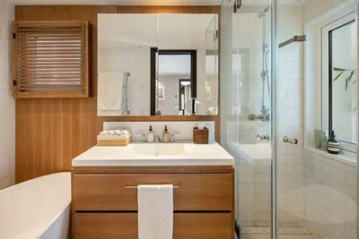 Badezimmer; renoviert, tageslicht, fliesenboden