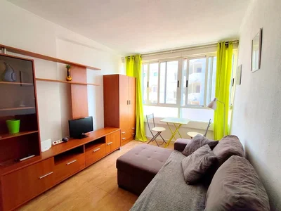 Obývací pokoj; přirozené světlo, dřevěná podlaha