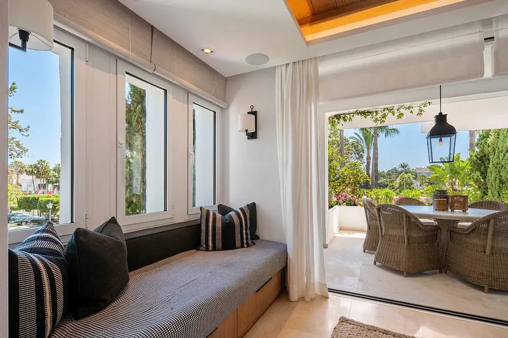 Wohnzimmer; blick, tageslicht, moderner stil