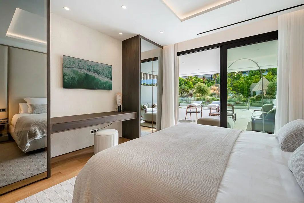 Schlafzimmer; holzboden, tageslicht, moderner stil