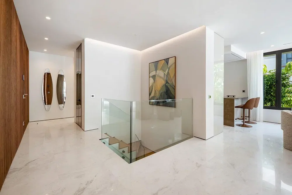 Wohnzimmer; tageslicht, hohe decken, fliesenboden, moderner stil, renoviert