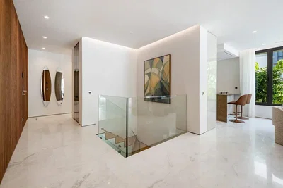 Wohnzimmer; tageslicht, hohe decken, fliesenboden, moderner stil, renoviert