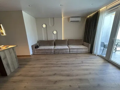 Obývací pokoj; dřevěná podlaha, přirozené světlo, moderní styl