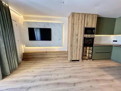 Obývací pokoj; dřevěná podlaha, po rekonstrukci, přirozené světlo, moderní styl, kuchyňské spotřebiče