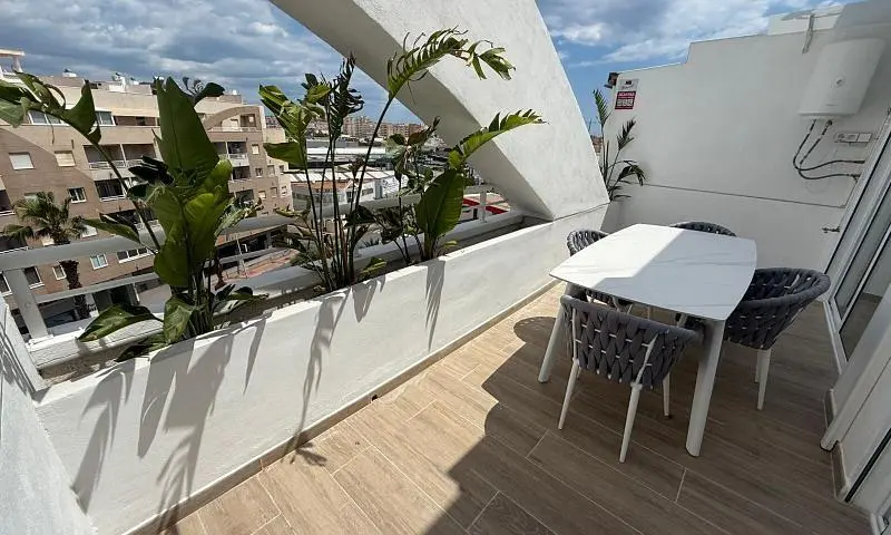 Balcon; vue, carrelage, lumière naturelle