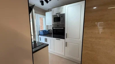 Keuken; keukenapparatuur, tegelvloer