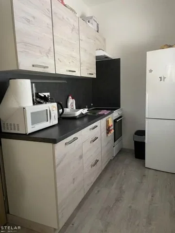 Cucina; elettrodomestici, pavimento in legno