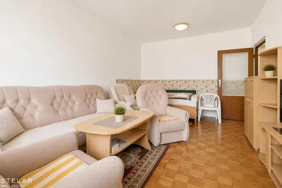 Salón; luz natural, suelo de madera