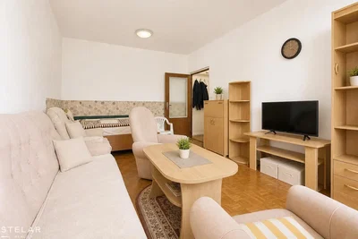 Salón; luz natural, suelo de madera, estilo moderno