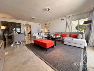 Salón; suelo de baldosas, luz natural, estilo moderno