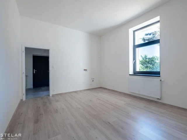 Sonstiges; holzboden, tageslicht, renovierungsbedürftig