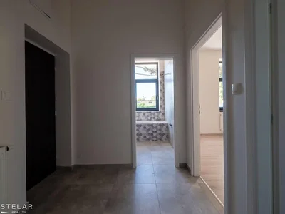 Outro; chão de azulejo, luz natural, precisa de renovação