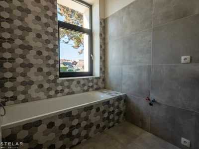Casa de banho; chão de azulejo, vigas de madeira, renovado, luz natural, vista