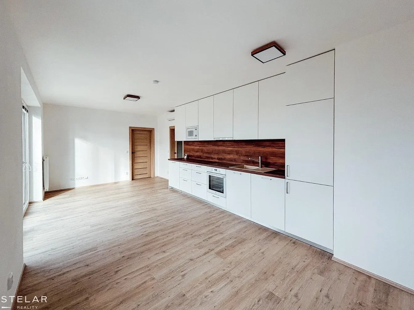 Cuisine; électroménager, parquet, lumière naturelle, rénové