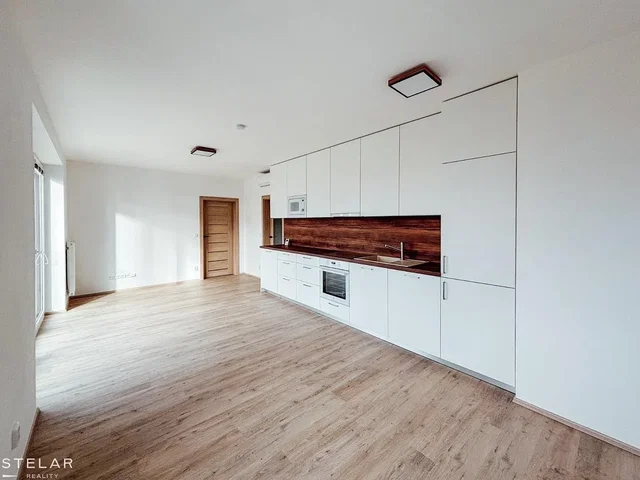 Keuken; keukenapparatuur, houten vloer, natuurlijk licht, gerenoveerd