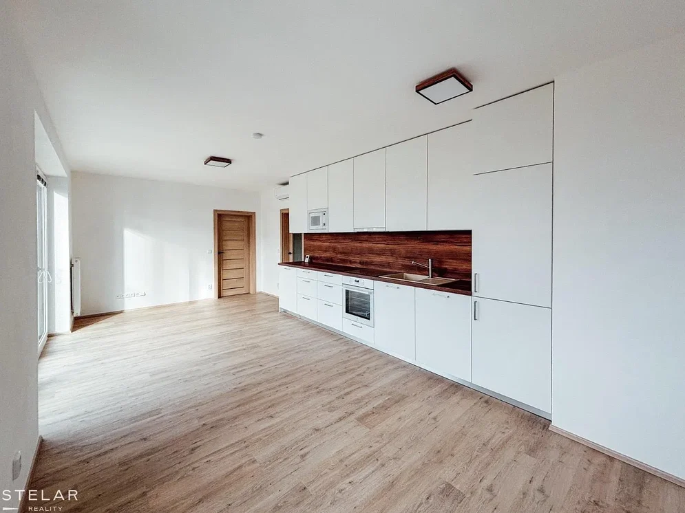 Cuisine; électroménager, parquet, lumière naturelle, rénové
