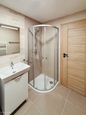 Toilettes; carrelage, rénové, lumière naturelle