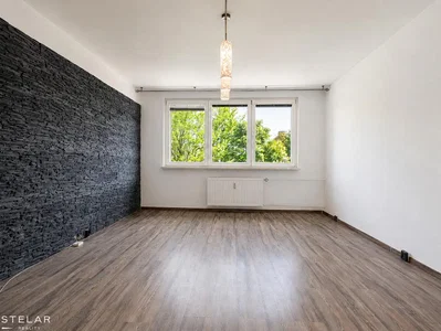 Obývací pokoj; dřevěná podlaha, přirozené světlo, moderní styl