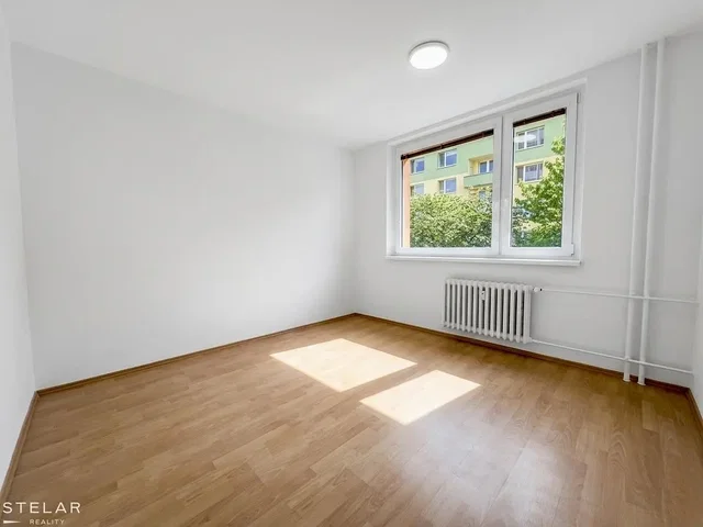 Ložnice; dřevěná podlaha, přirozené světlo