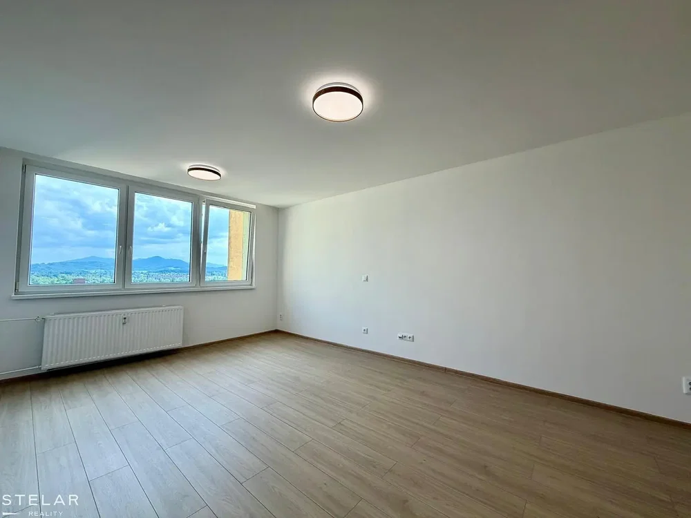 Sala de estar; vista, chão de madeira, luz natural