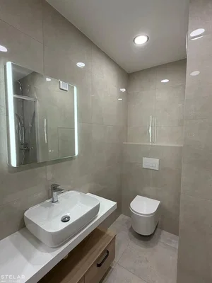 Casa de banho; chão de azulejo, renovado, luz natural