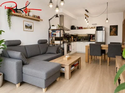 Wohnzimmer; tageslicht, holzboden, moderner stil