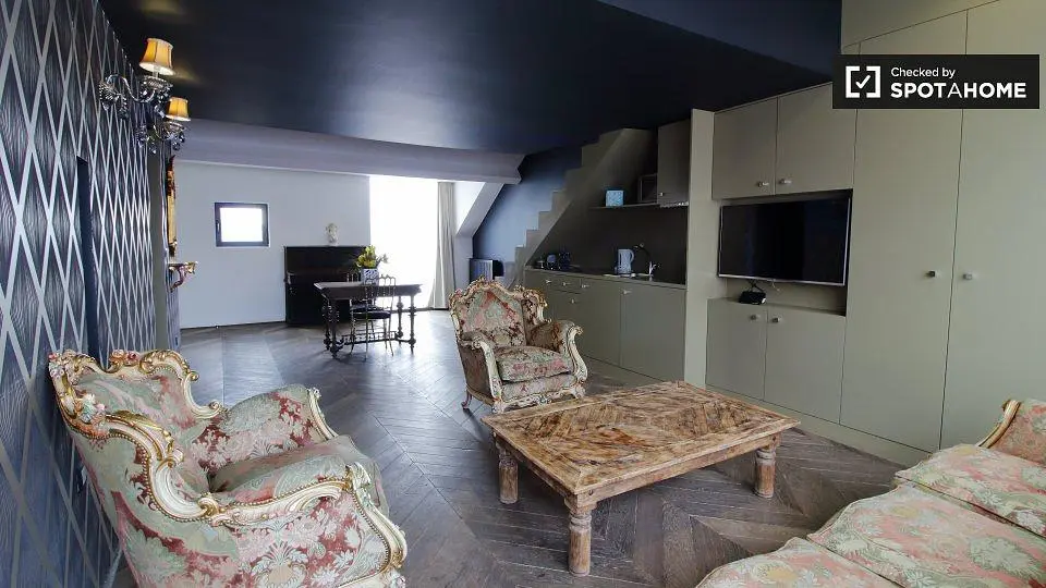 Soggiorno; stile rustico, travi in legno, luce naturale