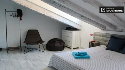 Chambre; poutres en bois, lumière naturelle