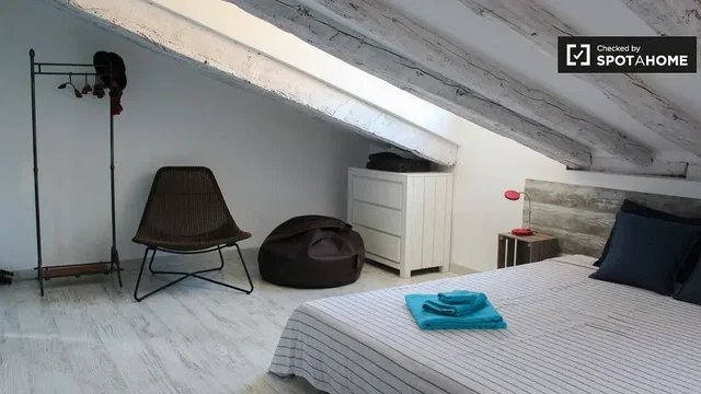 Chambre; poutres en bois, lumière naturelle